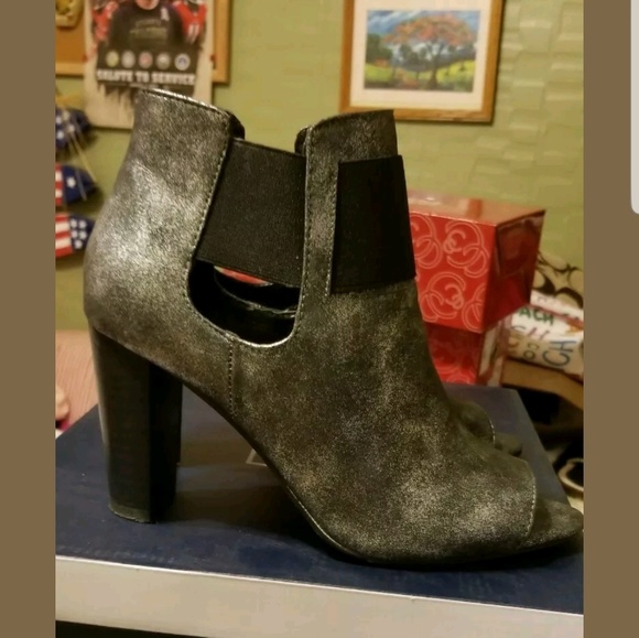 Shoes - Picture 3 of 8